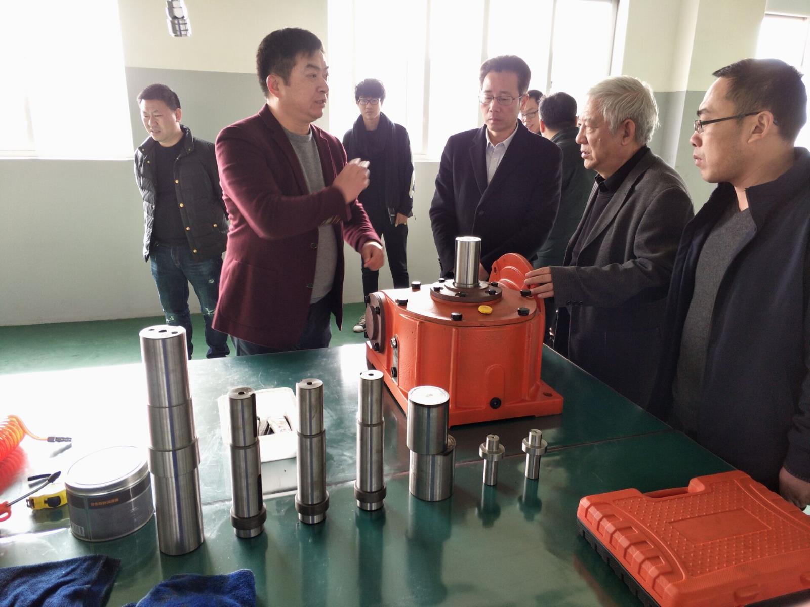 李正良總經(jīng)理向林建敏副市長介紹蝸桿減速機樣機.jpg