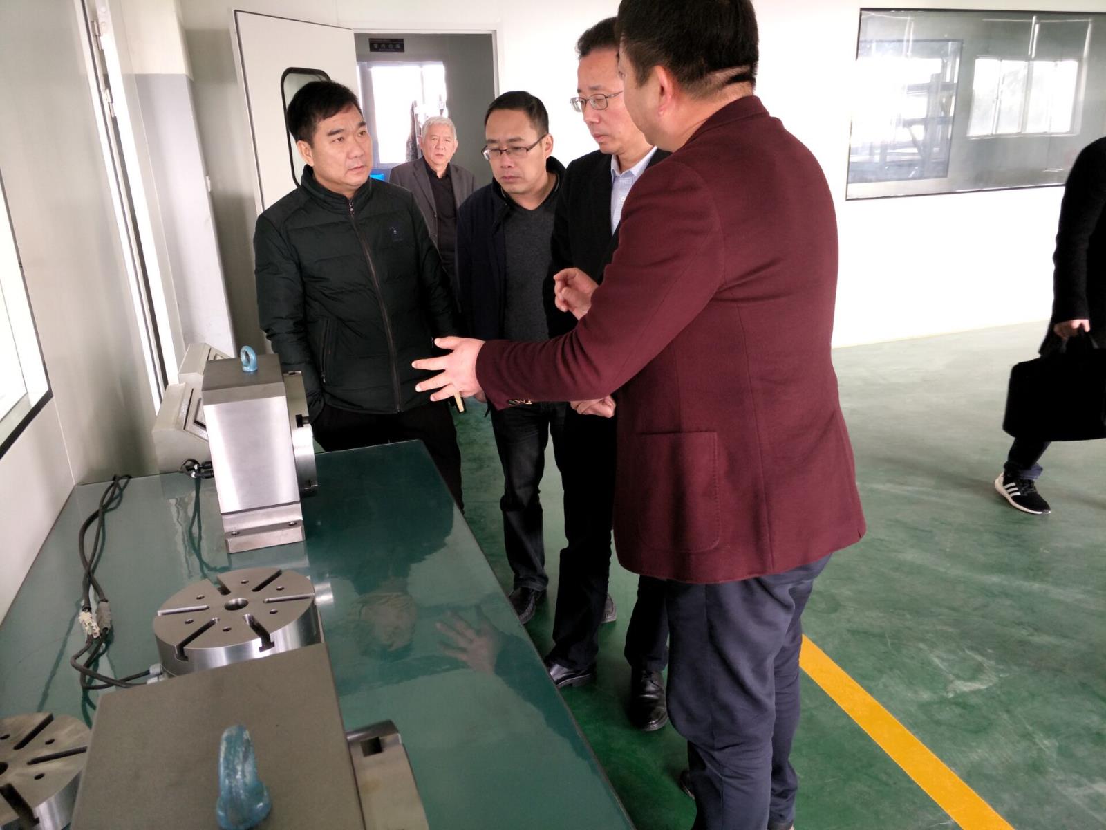 李正良總經(jīng)理向林建敏副市長介紹數(shù)控轉(zhuǎn)臺樣機.jpg