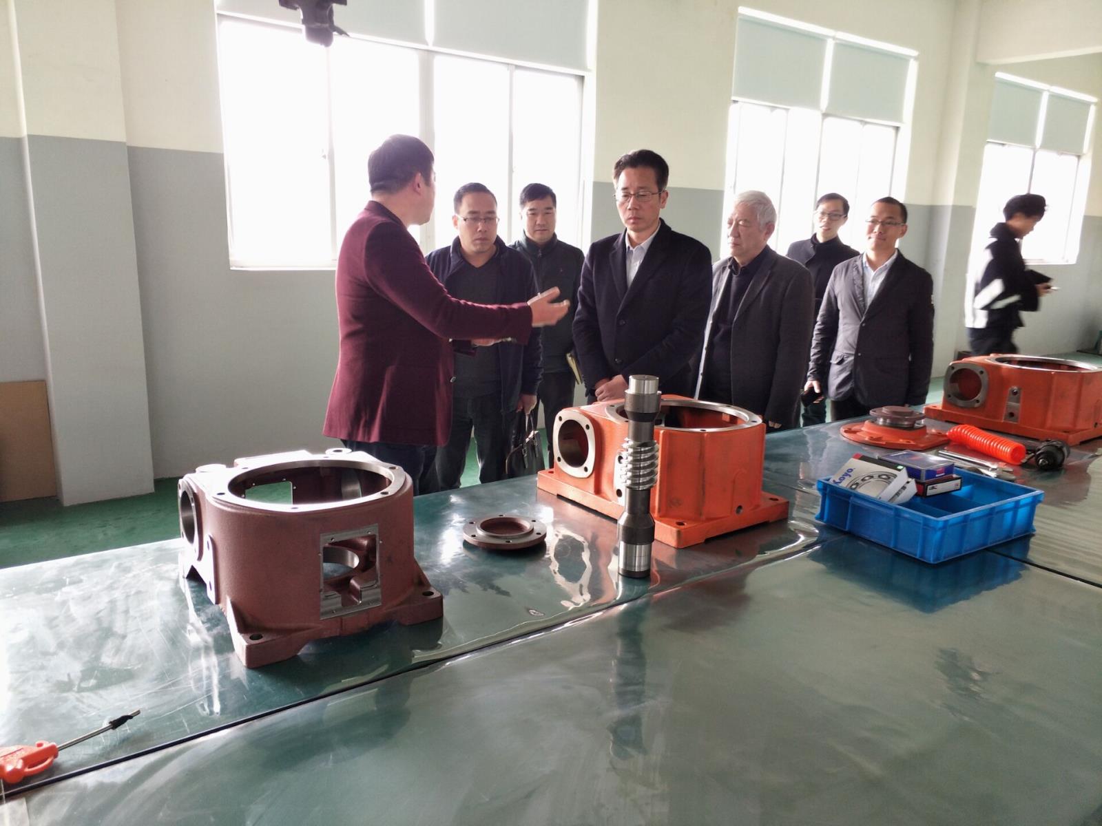 李正良總經(jīng)理陪同林建敏副市長參觀減速機生產(chǎn)線.jpg